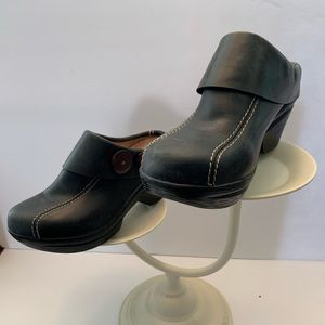 Women’s SANITA CLOGS. EUC.